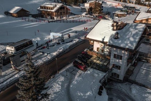 Foto Außenansicht im Winter L'Alpina