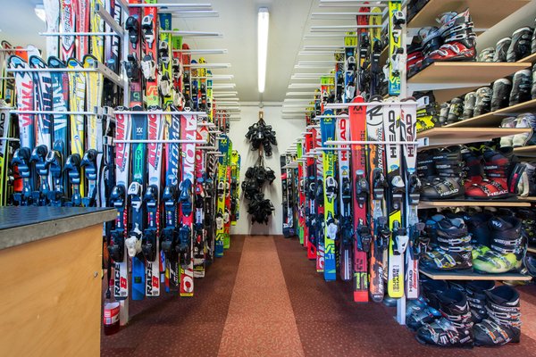 Der Skiraum Skiverleih Ski Express Pfalzen