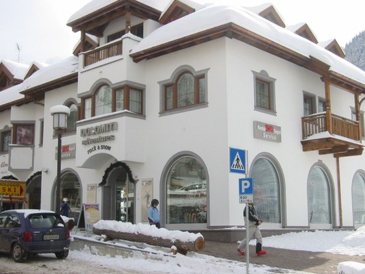 Photo exteriors Ski rental Dolomiti Adventures - Rock & Snow