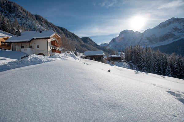 Foto esterno in inverno Appartements Fedares