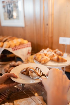 Das Frühstück Garni + Ferienwohnungen Lüch da Pcëi