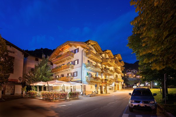 Foto estiva di presentazione Garni-Hotel + Appartamenti Esperia