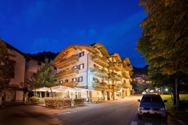 Foto Außenansicht Garni-Hotel + Ferienwohnungen Esperia