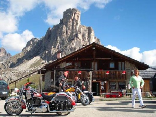 Foto Außenansicht Berghotel Passo Giau