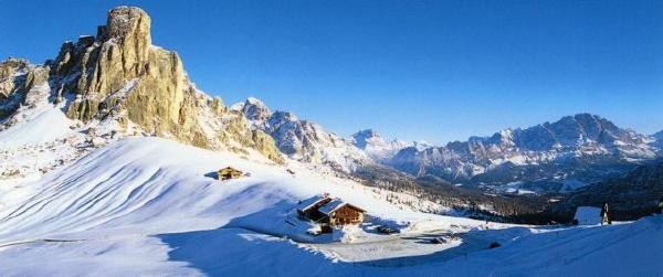 Foto Außenansicht Berghotel Passo Giau
