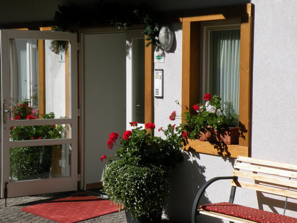 Foto esterno in estate Garni Civetta B&B