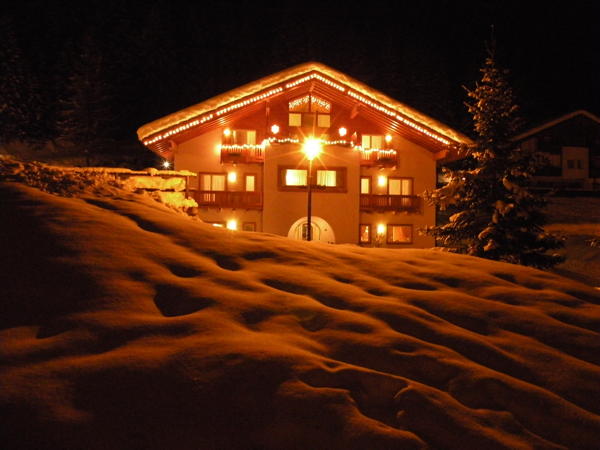 Foto esterno in inverno Garni Civetta B&B