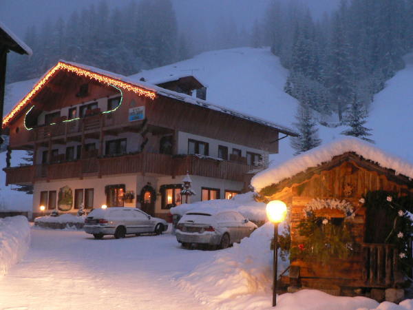 Foto esterno in inverno Ladinia