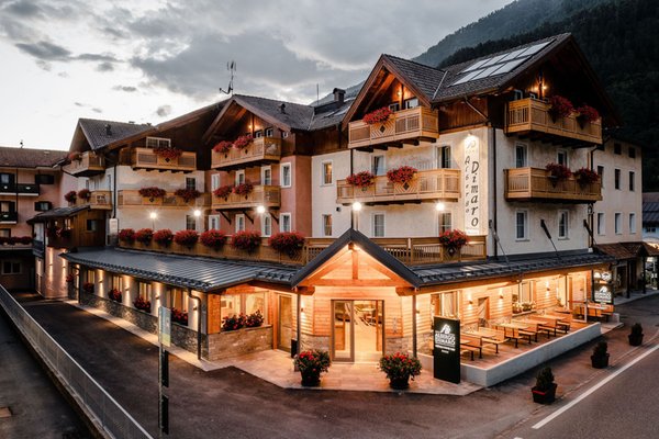 Foto esterno in estate Albergo Dimaro