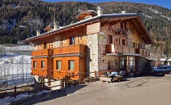 Foto esterno Hotel Chalet Genziana