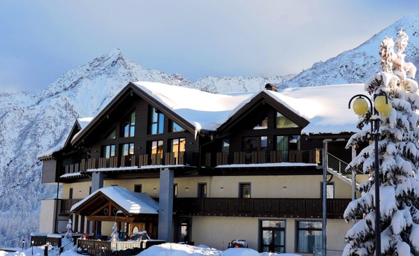 Photo exteriors Hotel Adamello