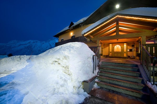 Foto esterno in inverno Adamello
