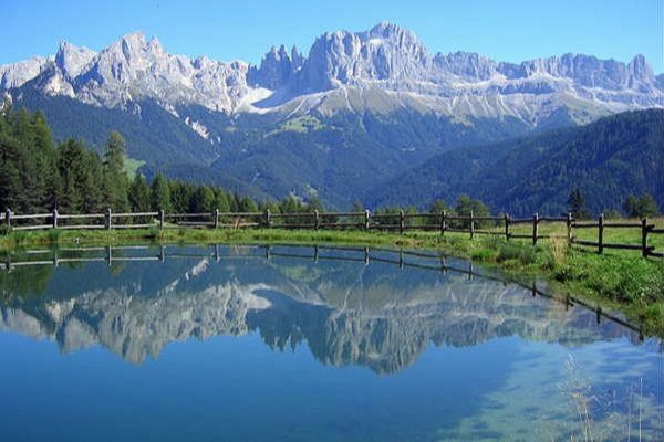 Foto estiva di presentazione Associazione turistica Tires al Catinaccio