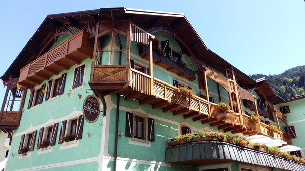 Foto esterno Hotel Alpina