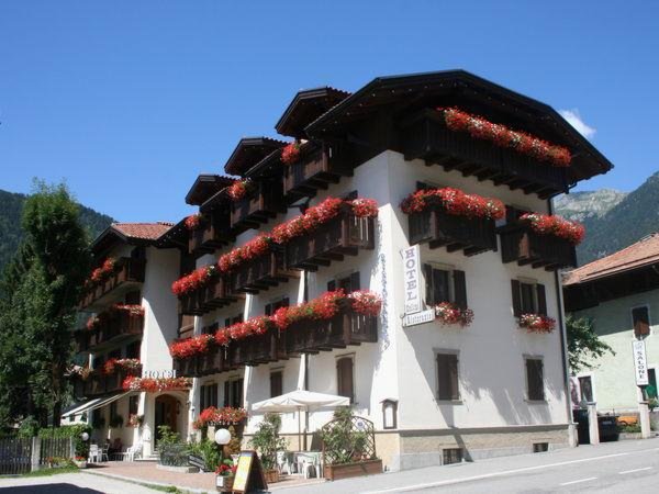 Foto estiva di presentazione Hotel Collini