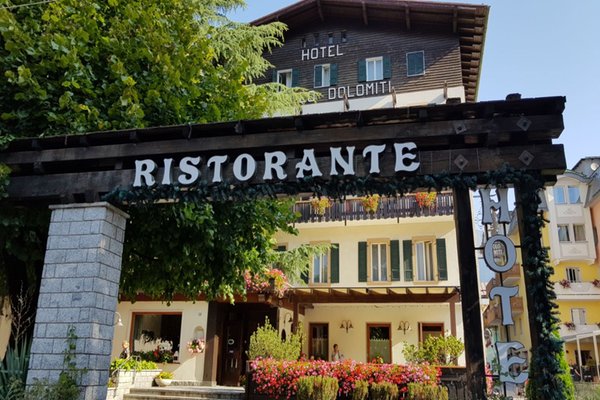 Foto esterno in estate Pinzolo Dolomiti