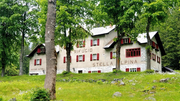 Foto Außenansicht Berghütte mit Zimmern Stella Alpina
