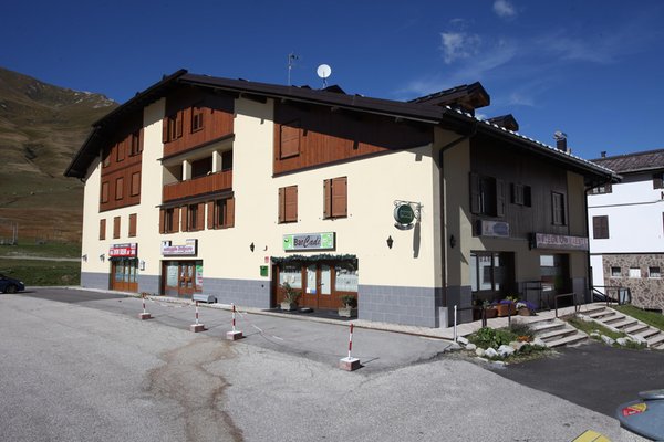 Foto esterno in estate Redivalle