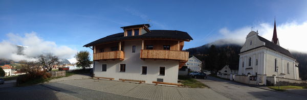 Foto esterno in estate Resi