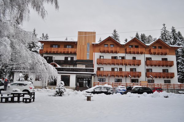 Foto esterno in inverno Rifugio Sores