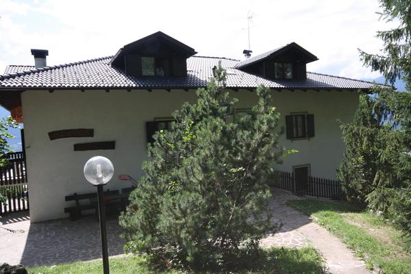 Foto esterno in estate Leonardelli Pio