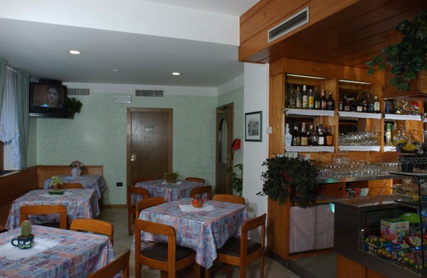 Foto del bar Hotel Revò