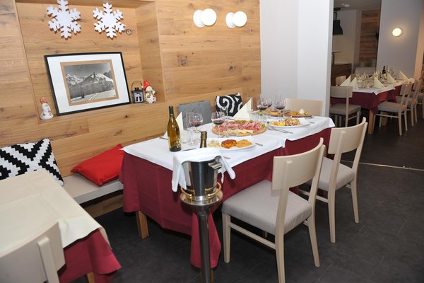Das Restaurant Passo Pramollo Al Gallo Forcello.1530