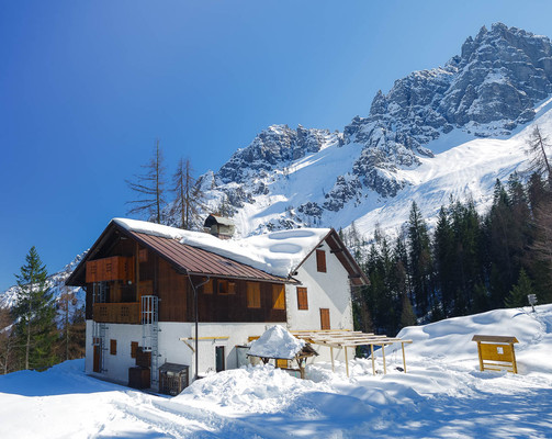 Foto esterno Rifugio con camere Giaf