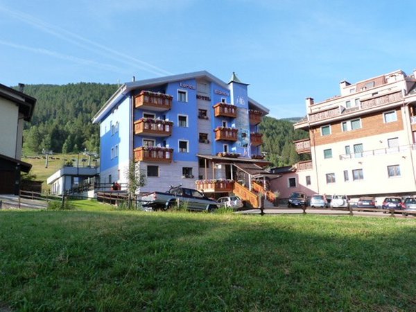 Foto esterno in estate Larice Bianco
