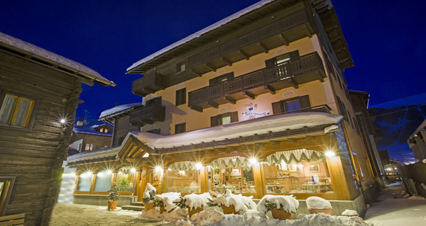 Foto Außenansicht Hotel Alpenrose