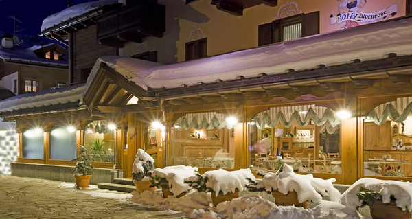 Foto Außenansicht Hotel Alpenrose