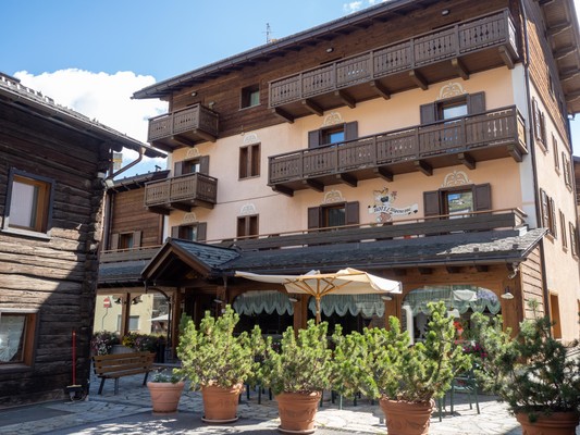 Foto Außenansicht Hotel Alpenrose