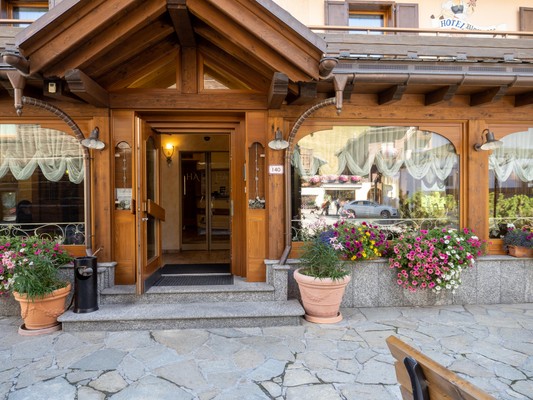 Foto Außenansicht Hotel Alpenrose
