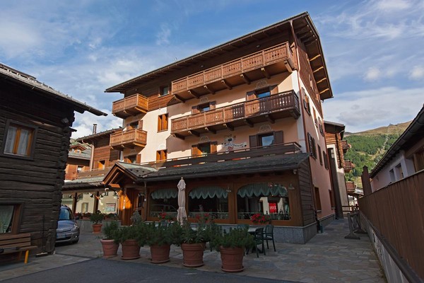 Foto Außenansicht Hotel Alpenrose