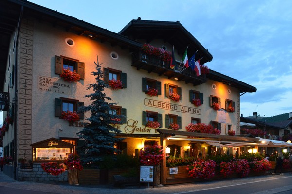 Foto esterno Hotel Alpina