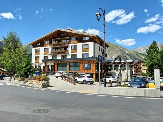 Foto estiva di presentazione Hotel Bernina