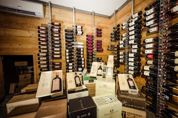 La cantina dei vini Poggiridenti (Sondrio - Valmalenco) Wine Hotel Retici Balzi