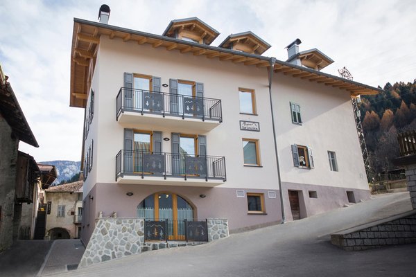 Foto Außenansicht im Sommer Aparthotel Dolomites RTA