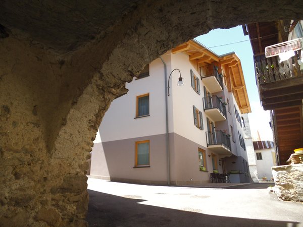Foto Außenansicht im Sommer Aparthotel Dolomites RTA