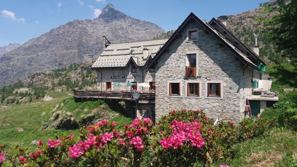 Photo exteriors Mountain hut with rooms Ca Runcasch