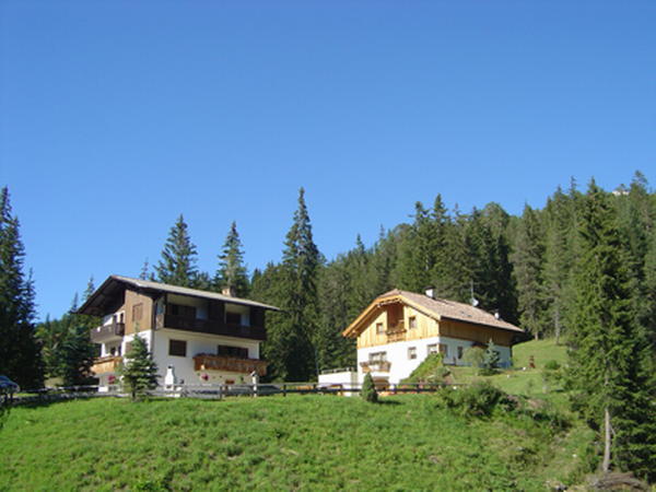 La posizione Appartamenti Les Pires San Cassiano
