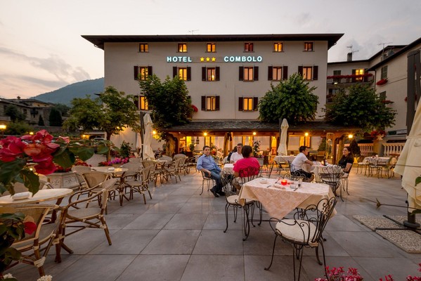 Photo exteriors Restaurant Combolo