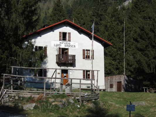 Photo exteriors Mountain hut with rooms Luigi Brasca