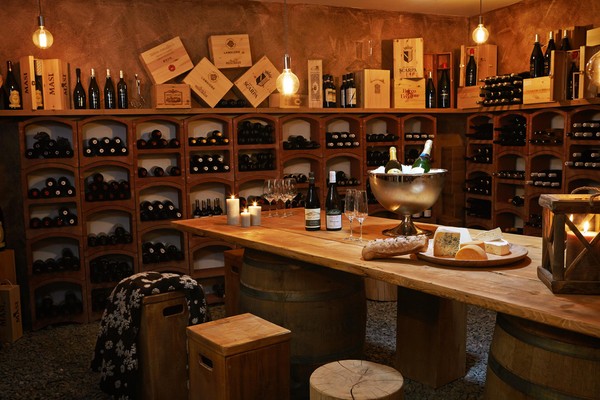 La cantina dei vini La Thuile (Monte Bianco) Montana Lodge & Spa