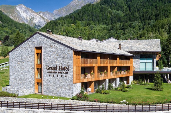 Foto Außenansicht Grand Hotel Courmayeur Mont Blanc