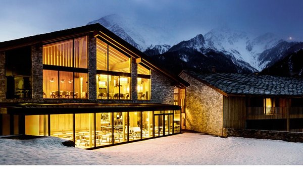 Photo exteriors in winter Grand Hotel Courmayeur Mont Blanc
