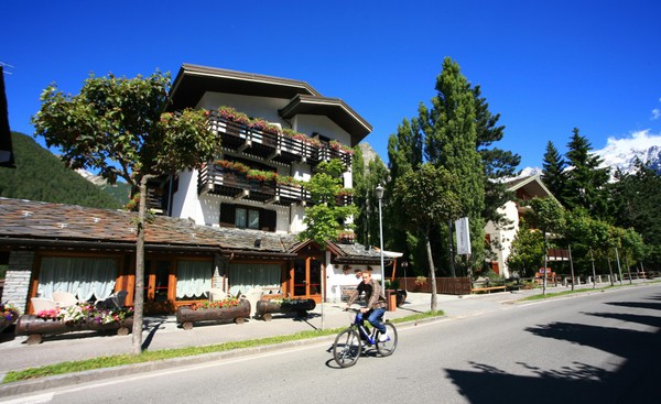 Foto Außenansicht Hotel Les Jumeaux