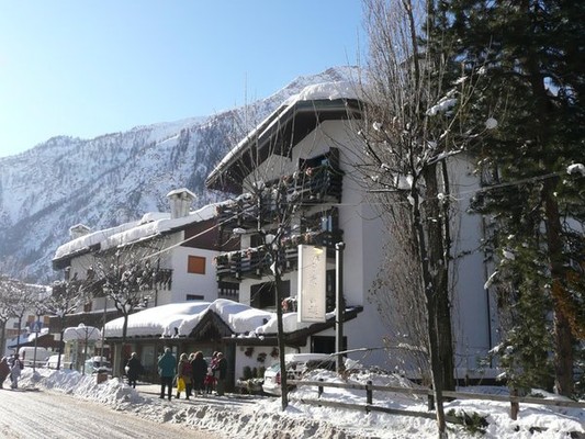 Foto esterno Albergo Les Jumeaux
