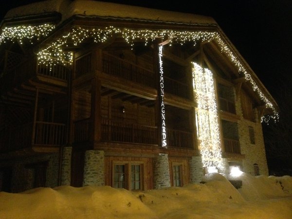 Foto esterno in inverno Les Montagnards