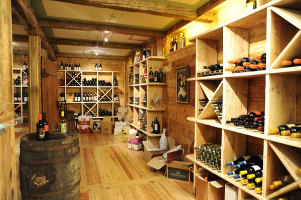 La cantina dei vini Brusson (Monte Rosa) Laghetto